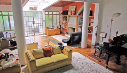 Casa 4 quartos, sendo 1 suíte e 2 vagas de garagem;