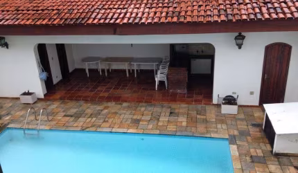 Casa com piscina nas imediações do palácio do governo. Ótimo valor