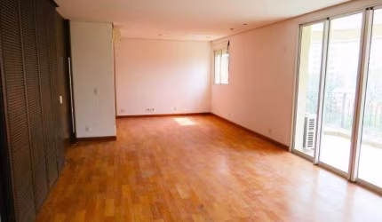 Apartamento amplo, prédio com quadra de tenis