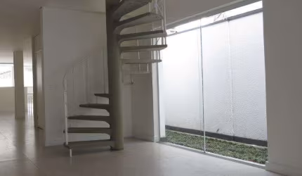 sobrado, com  3 PAVIMENTOs, TOTALMENTE REFORMADA, piso porcelanato  ALTO PADRÃO!!