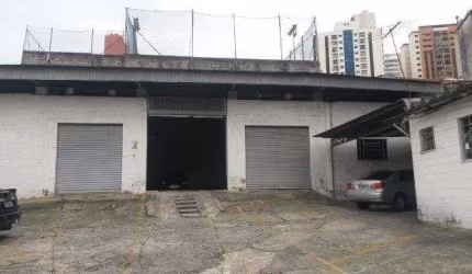 Galpão de 350 m² construídos num terreno de 638 m².