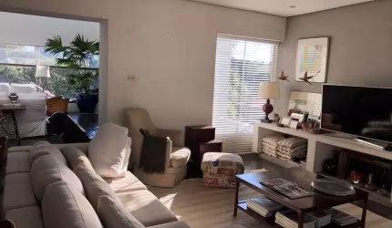 Excelente casa com 4 suítes próxima ao Palácio do Governo.