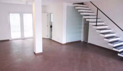 Casa reformada à venda em Moema com 188m² -4 Quartos/2 Suítes/4 Vagas - Prox. Estação Eucaliptos.