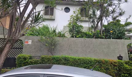 Casa estilo colonial em perfeitas estado de conservação piso quente com tábuas corridas.