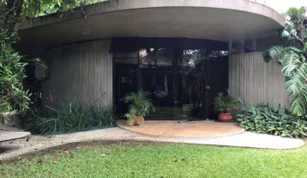 Casa,Alto de Pinheiro. 1.800 m² Projeto assinado por Oscar Niemeyer