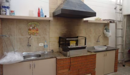 Belo sobrado - novo - com churrasqueira !