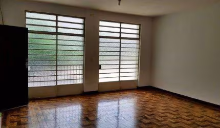 Sobrado com ótima localização, com nove salas, dois salões grandes