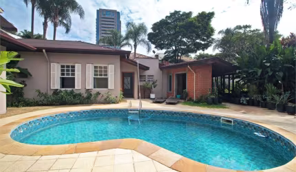 Casa térrea, com 6 suítes e 5 vagas, em terreno de 1.000 m2, a venda no Campo Belo