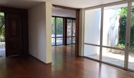 AMPLA CASA NO PACAEMBU COM SEIS VAGAS