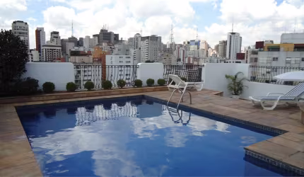 Jardim América! Apartamento reformado dois dorm. varanda e vaga. Prédio 24h com piscina