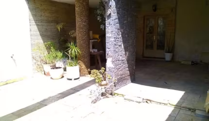 Sobrado em Moema com 180 m²  4 dorms, 3 suítes, 4 vagas ,  próximo ao Shopping.