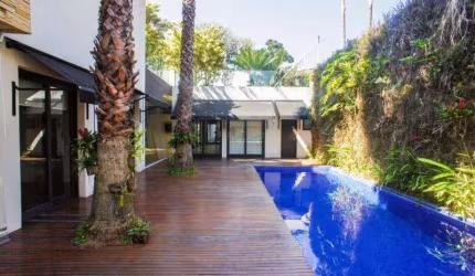 Casa com projeto de Arthur Casas no Jardim Europa