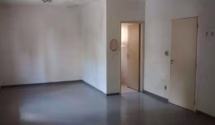 Casa à venda de 531 m² na Vila Mariana com 8 quartos sendo 1 suíte e 3 vagas.