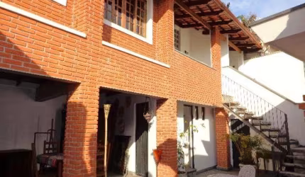 Jardim das Bandeiras - Um bairro privilegiado , casa com 440 metros de terreno .