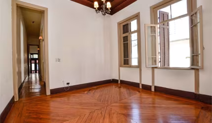 Casa comercial ou residencial à venda de 216 m² no Jardim Paulista com 5 quartos, sendo 1 suite.