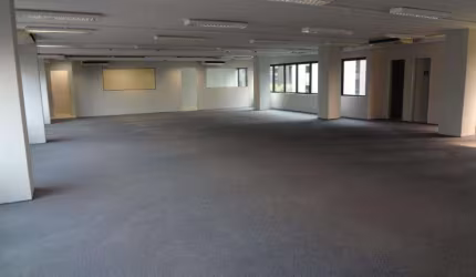 Sala comercial 270m² de vão livre, reformada com segurança. ótima localização.