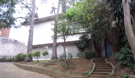 Imóvel num terreno de 1000 m2, com ambientes amplos e com excelente iluminação e ventilação natural