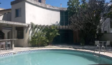 Casa clássica e espaçosa para venda ou locação – 5 dormitórios e 10 vagas em bairro nobre!