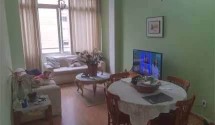 Apartamento amplo de dois dormitórios no bairro de higienópolis.