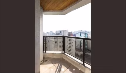 Apartamento com varanda em andar alto na Vila Mariana