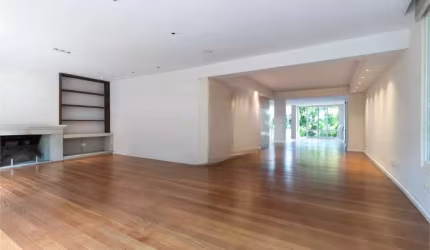 Casa com projeto charmoso, próxima ao Parque.