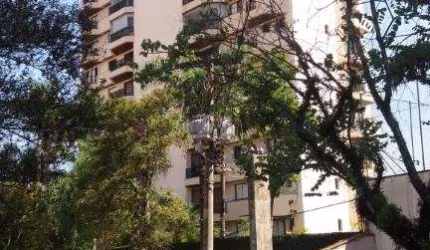 Apartamento bem arejado e iluminado, sala com Lareira e varanda. Excelente localização!