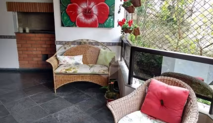Apartamento à venda em Moema de 240m² com 4 dormitórios, 2 suítes e 4 vagas.