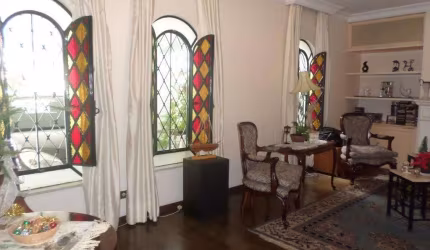 Sobrado estilo Neoclássico com 10 m² de frente e 27 m² de fundos