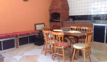 Casa Sobrado na Vila Mariana Próximo ao Metrô Santa Cruz, com quintal e churrasqueira.