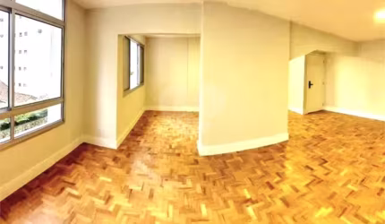 Apartamento Reformado e Modernizado, São 2 dormitórios, terceiro reversível. Lazer!