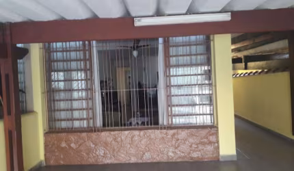 Sobrado com passagem lateral e bem localizado!