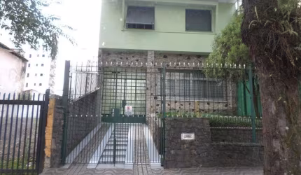 Sobrado bem localizado no miolo de Moema.