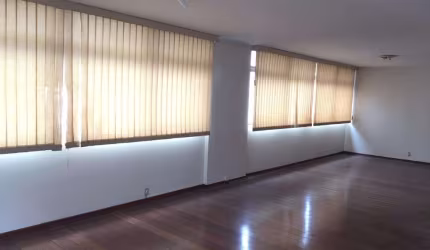 Maravilhoso condomínio em rua tranquila. Apartamento com 203m2 de área útil. Agende já sua visita !