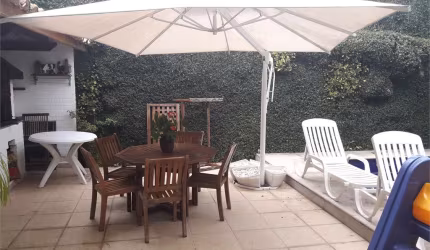 Sobrado em zona residencial, rua arborizada e com muita segurança !
