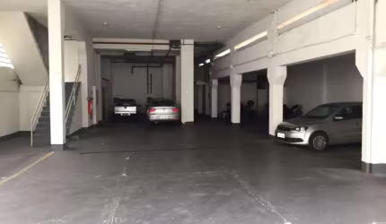 Prédio Comercial à venda de 1800 m² com 3 andares, 1 mezanino, cobertura e 15 vagas.