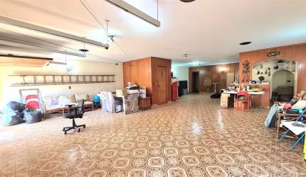 Casa com 4 dormitórios, 2 suítes, Master com closet, Living, quintal e muito mais!