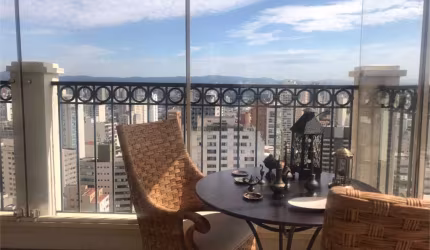Condomínio Clube com 317m², 3 suítes e 5 vagas de garagem