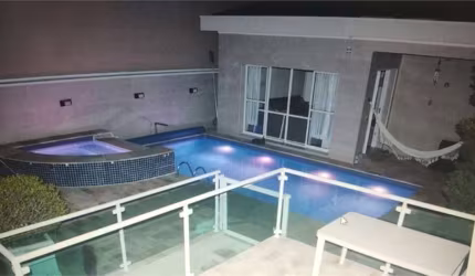 Casa com piscina mobilhada.