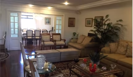 Apartamento com 3 suites, 4 vagas e amplo tem Moema Pássaros
