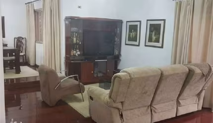 Apartamento com 4 dorm. 209m² de área util e um por andar. Localizado em rua tranquila e arborizada.