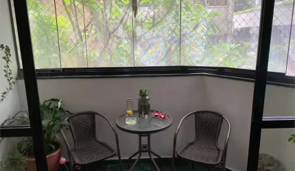 Apartamento a venda na Rua Helena, Itaim com 3 dormitórios, 1 suite e 1 vaga, piscina