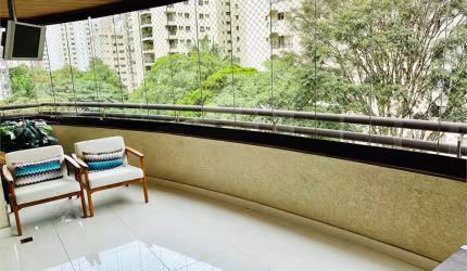 Venda Moema 1 por andar ,202 mts ,com varanda reformado ,3 suites e 3 vagas .Lazer completo .Agende