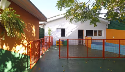 Casa comercial com renda! Casa ampla com a terreno bem amplo,