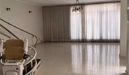 SOBRADO COM 3 DORMITÓRIOS (1 SUÍTE) E 5 VAGAS DE GARAGEM NO BOSQUE DE SAÚDE, Imperdível.