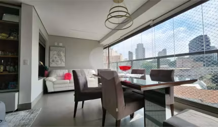 Apartamento à venda em prédio novo na Vila Mariana, 3 suítes, varanda gourmet, 2 vagas, decorado.