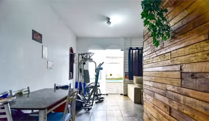 Casa à venda com 300m², 4 quartos, 1 suíte e 4 vagas.