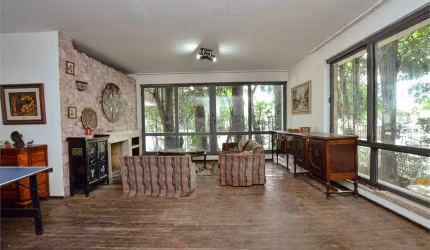 Casa Residencial  4 dts, 2 suites e 4 vagas.