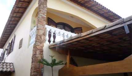 Sobrado excelente, imperdível, 4 dormitórios com churrasqueira e muito quintal!!!