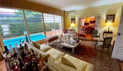 Casa em localização nobre do Jardim Europa. Área externa com piscina e jardim.