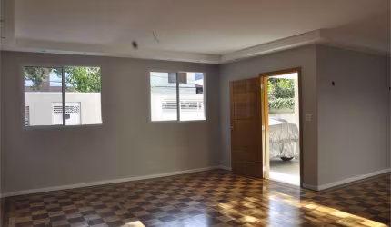 Casa térrea com 3 dormitórios, 2 vagas e piscina recém reformada no Campo Belo